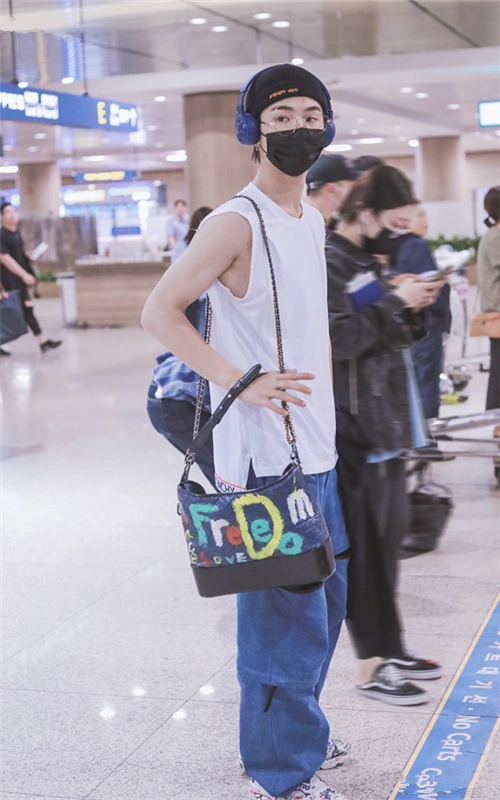 黄明昊最近怎么了,是有多瘦外套全都撑不起来?这样子让人太心疼