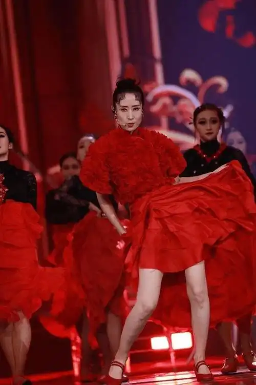 刘敏涛脚踩红色高跟鞋展示出圈经典歌曲就是长相不吃香