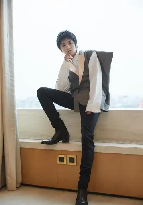 华晨宇少年感十足,尖头皮鞋太酷了,难怪是少女杀手