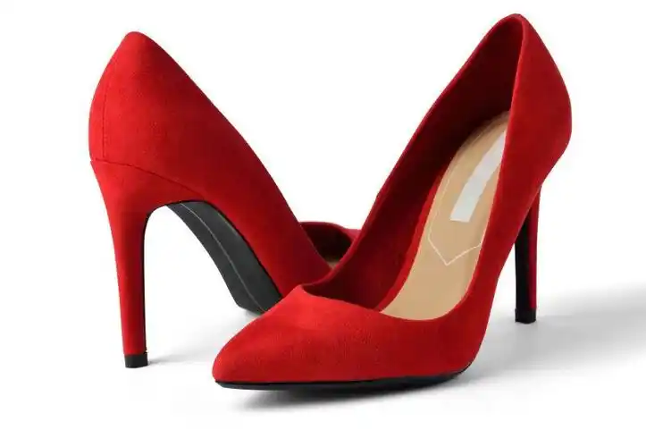 白色背景中一双红色的高跟鞋