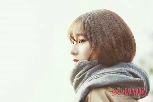 女生甜美短头发剪空气刘海发型呈现