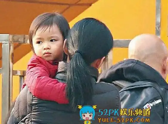 少数看过刘向蕙面貌的圈内人士称,女儿的鼻子大眼很像妈妈朱丽倩,耳朵