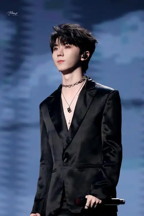 马嘉祺爱心露背拖尾礼服##马嘉祺叁重楼暨出道四周年演唱会