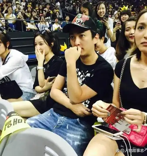 除了创业,王思聪在情感方面也是颇为丰富.