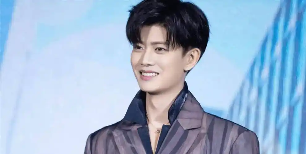 原创刚走红就官宣恋情遭遇雪藏2年的任嘉伦如今事业爱情双丰收