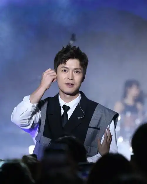 华晨宇13快男重聚全是人情世故##华晨宇13快男有点羁绊但不多