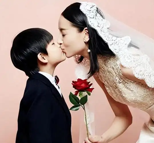 爆料董洁停下繁忙工作陪儿子与梁朝伟竟然如出一辙