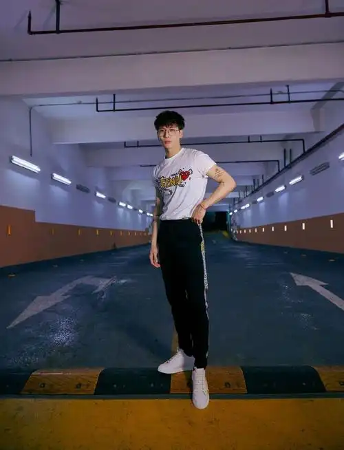 简介:王嘉尔帅气短发时尚写真,分享一组王嘉尔图片给大家,图中的明星