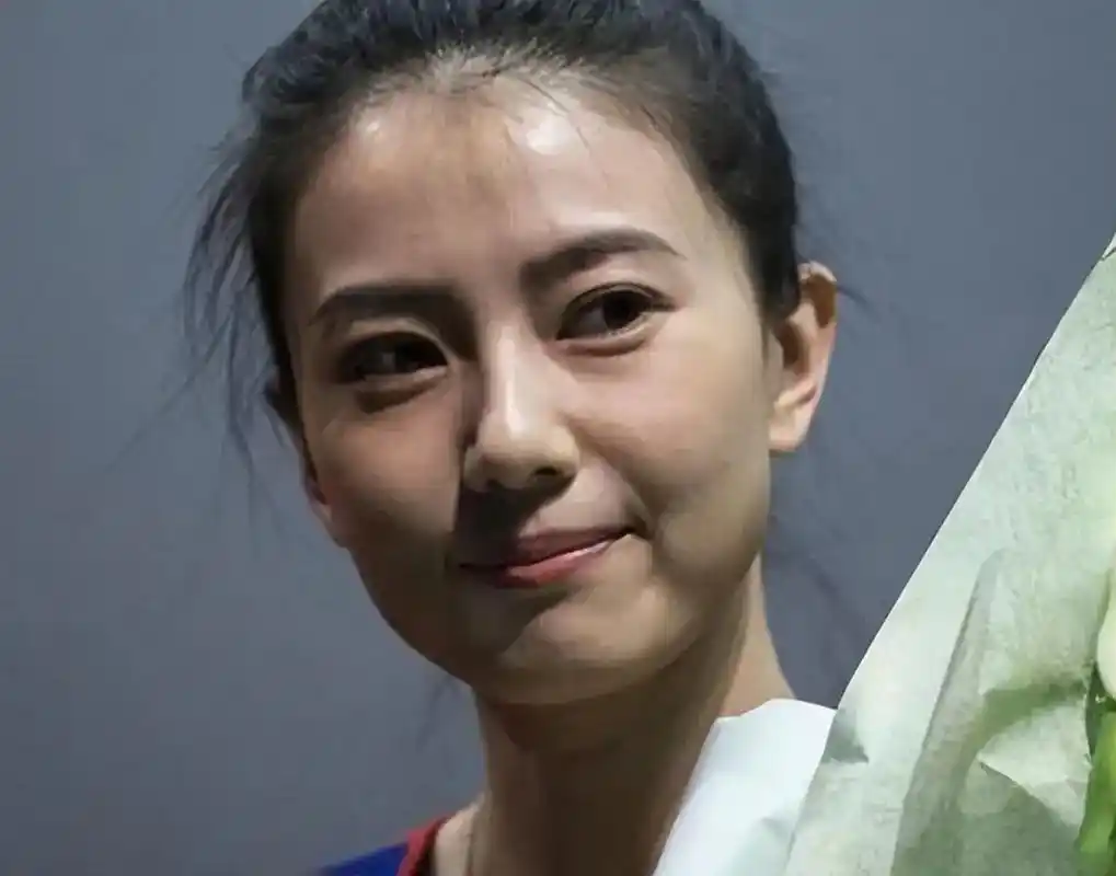 明星素颜时,肌肤有真实质感,毛孔微微可见.