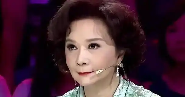 从"小品女王"到被大骂"滚出春晚",蔡明究竟是做错了什么?