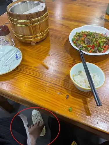 唯一能够引起他们关注的或许只剩下了沫子吃饭时耷拉在凳子上的jiojio