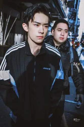 易烊千玺 新闻 爱豆新闻讯 千玺出行纽约身着一身啊迪达斯黑色运动