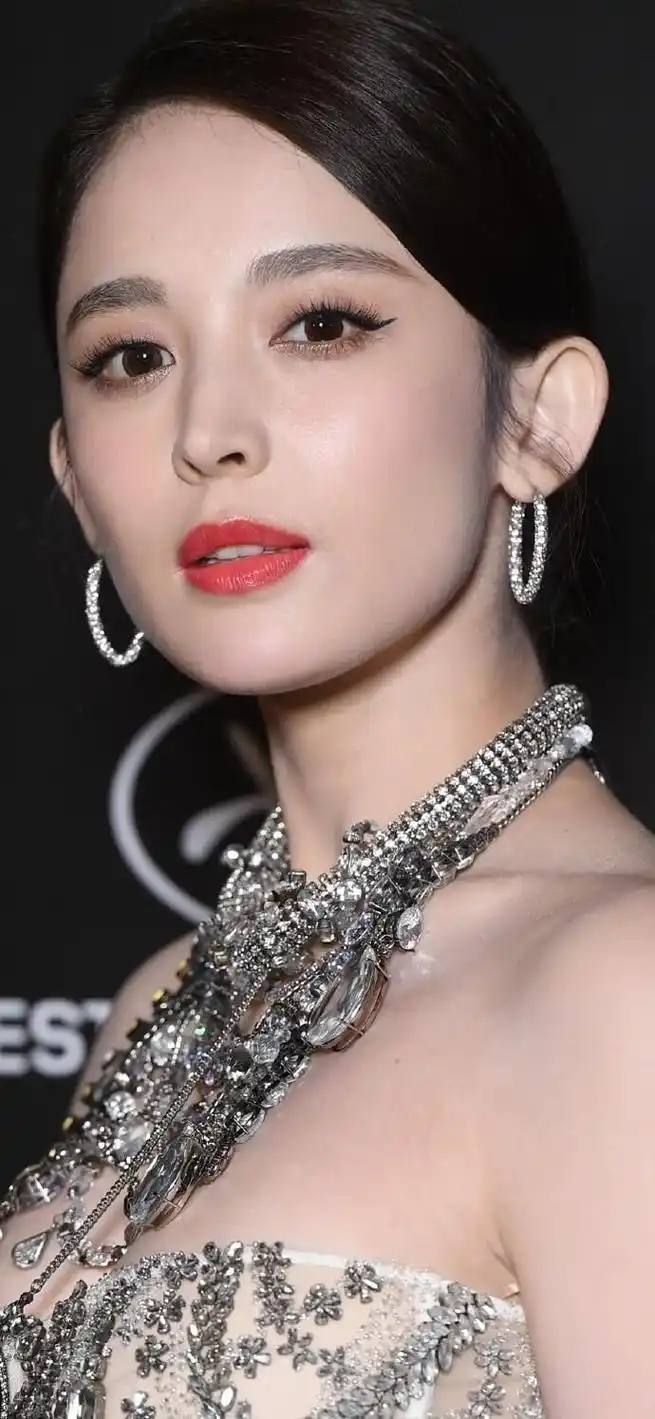 看了古力娜扎的高清怼脸生图,终于明白什么叫"新疆第一美女"了