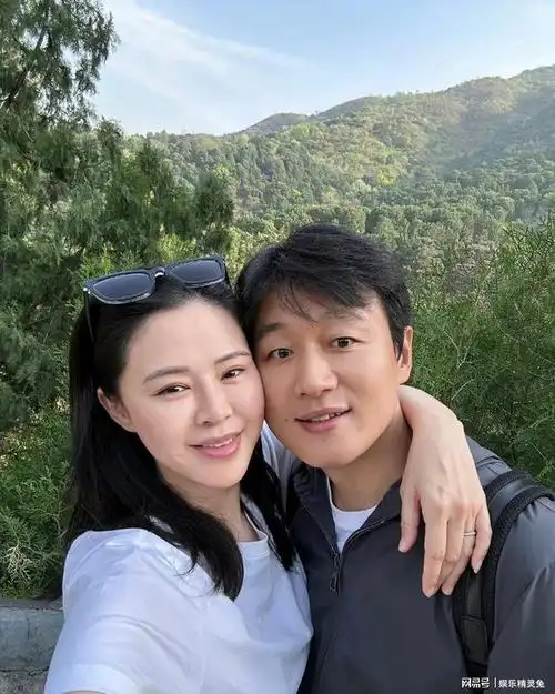 与关悦喝茶爬山看牡丹,两人合影太甜蜜|黄磊|陆毅|赵丽颖|冯绍峰|王菲