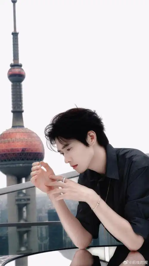 魏大勋矜贵帅气无需多言 睥睨天下的感觉