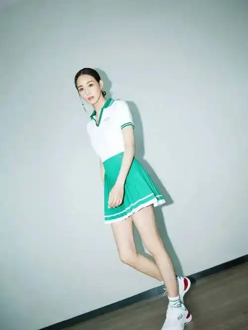 张钧甯跳跃的清丽色彩运动造型_时尚_荧光_元素