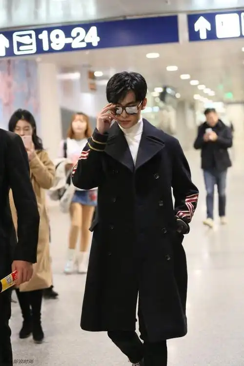 制服诱惑 杨洋穿军装风大衣帅炸