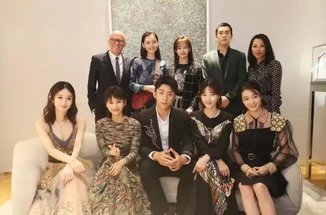 迪奥活动明星大合影,赵丽颖这位置实在太尴尬?|赵丽颖|迪奥|合影_新浪