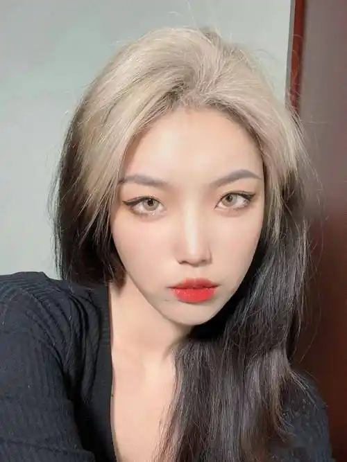 爆顶染感觉像漫画里的人物打破传统染发的想法但其实这种搭配很心机很