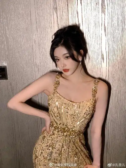 孔雪儿金色吊带长裙身段窈窕 妆容精致生图抗打