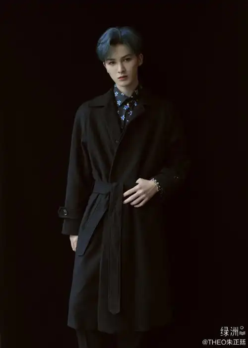 朱正廷撕漫男蓝发帅气图片写真