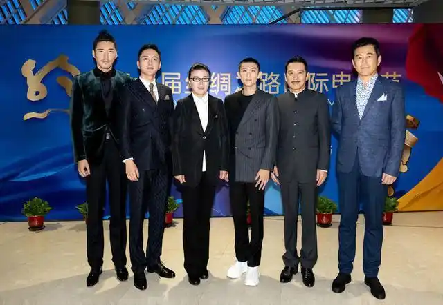 胡兵亮相丝绸之路国际电影节闭幕式,复刻15年前"英雄"造型