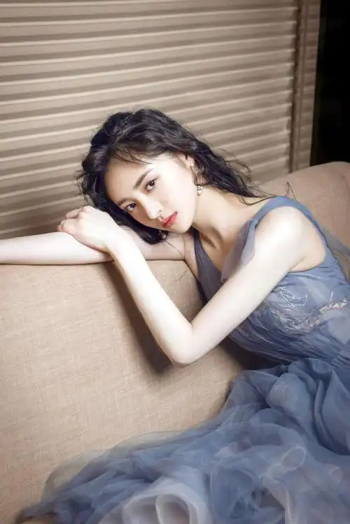 98年的小仙女,周洁琼身穿灰蓝色长裙美拍