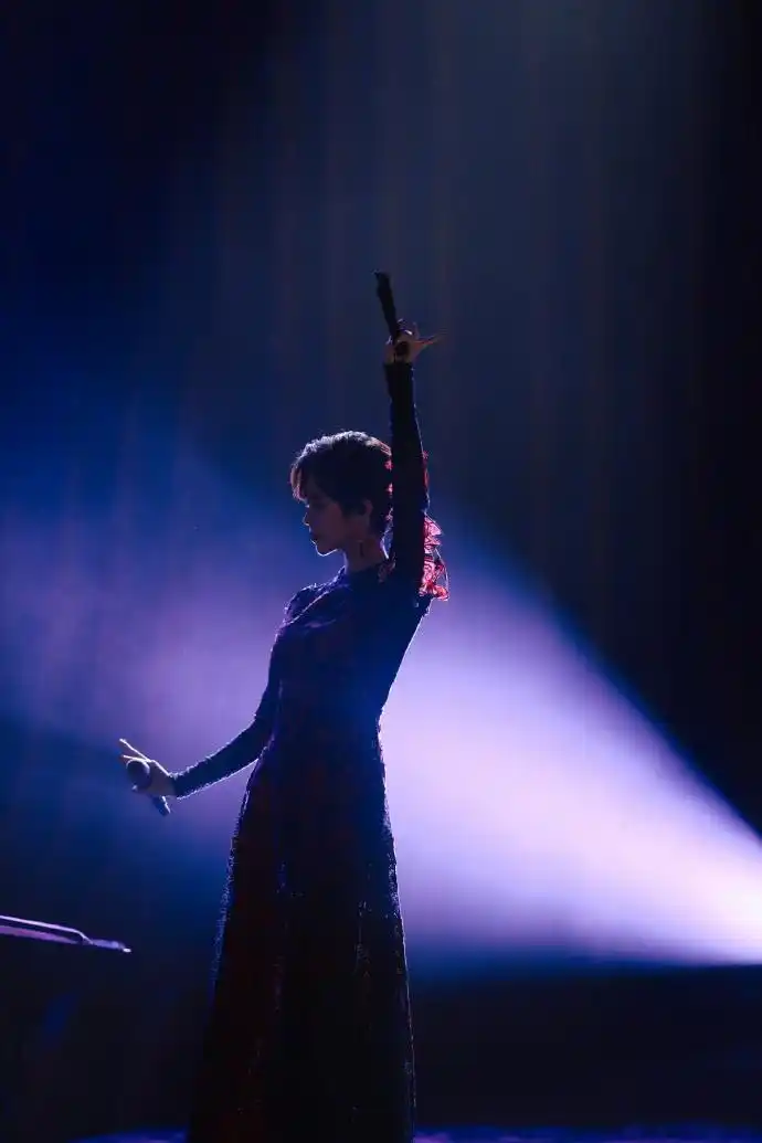 天涯】郁可唯身穿viviennetam fw18 红黑色长裙亮相新一季《金曲捞》