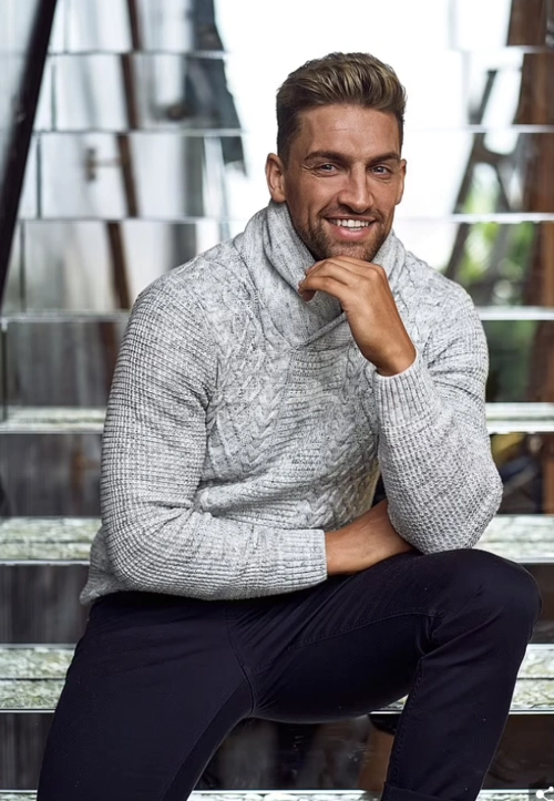 提前六个月预定,而且日程安排很忙,导致他飞遍整个澳大利亚与客户见面