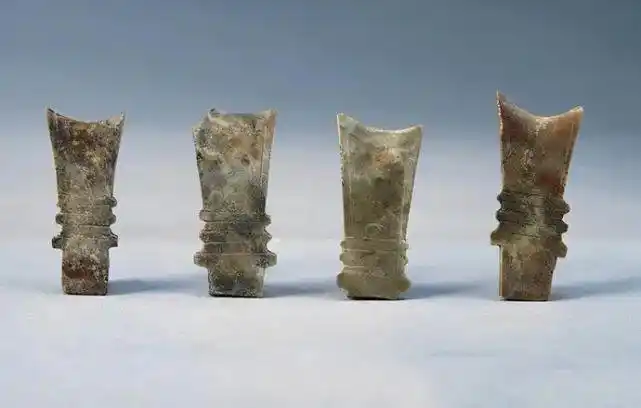 三星堆出土的"祭山图"玉边璋 有多牛,禁止出国展览的国之瑰宝!