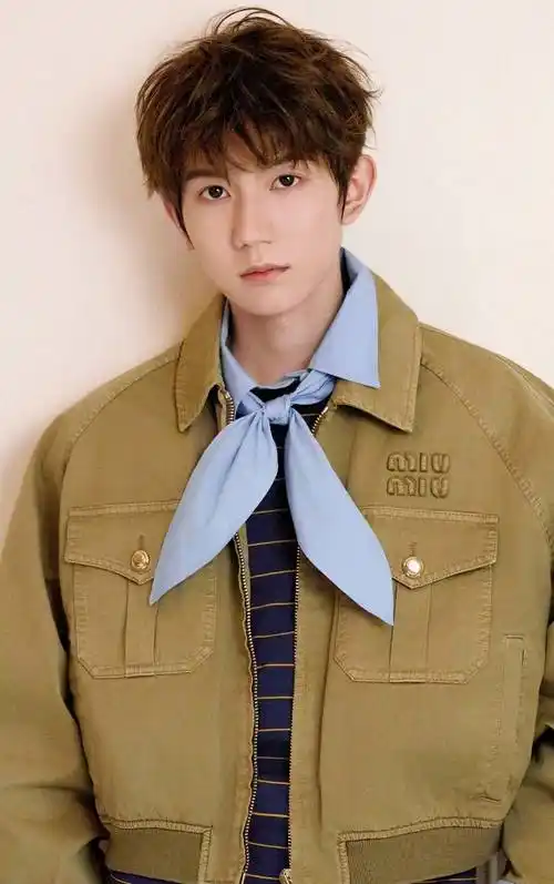 "内娱高定小王子"王源,巴黎时装周生图颜值,外网热议不断