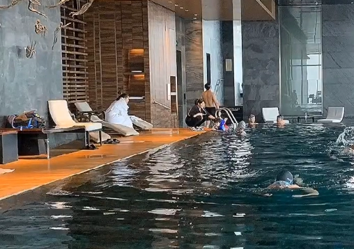 baby带儿子游泳被偶遇,3岁小海绵"长相惊人",成整容模板