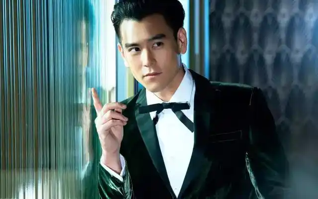 在《邪不压正》中,彭于晏饰演的李天然是北京人,还是个练家子.