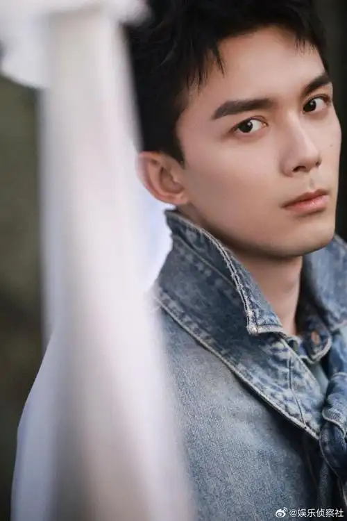 分开也都是很好看的啊,太喜欢看一个人的鼻子了,吴磊的鼻子鼻梁高挺