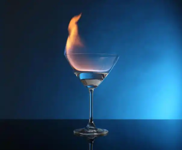 冒着火焰的黄色鸡尾酒