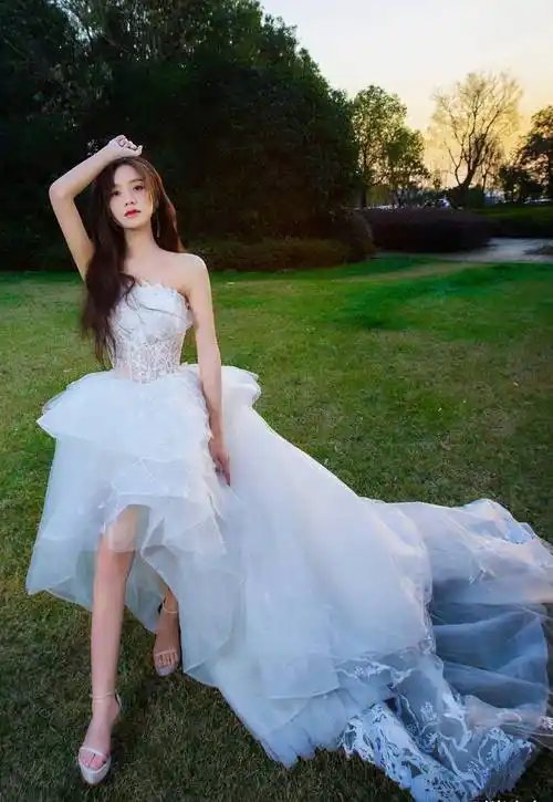 原创陈意涵参加某活动造型一袭淡绿色拖尾长裙侧腰网纱设计好时尚