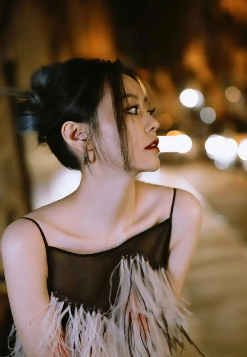 张靓颖越来越漂亮了,一袭羽毛吊带长裙,优雅精致,妩媚动人!