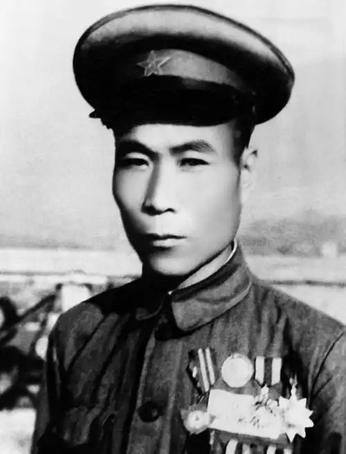 14块用亚克力材料精心制作的展板,上面的鎏金字解放战争烈士照片大全