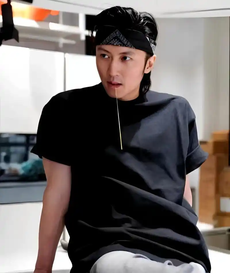 43岁的谢霆锋轻松地梳着道明寺的发型,嘴里叼着一根意大利面条.