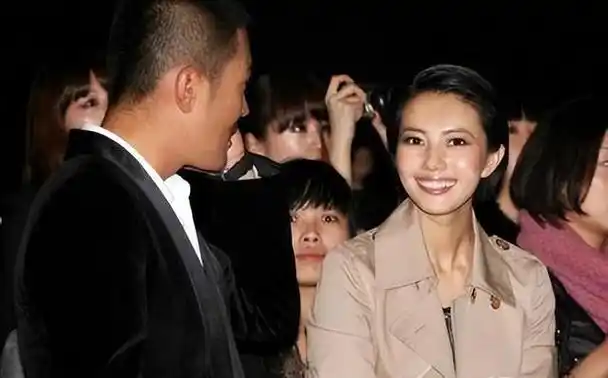 回顾于小伟与高圆圆分手后12年不谈恋爱没有绯闻47岁才娶妻