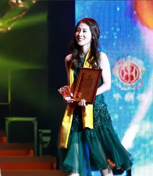 张碧晨大胆穿搭引人瞩目,展现完美身材,华晨宇真让人羡慕!