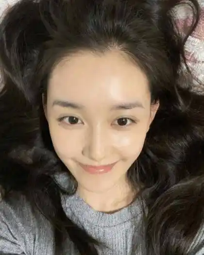 蒋依依21岁庆生照,三层蛋糕很有少女心,穿"一字领"比耶直角肩亮眼