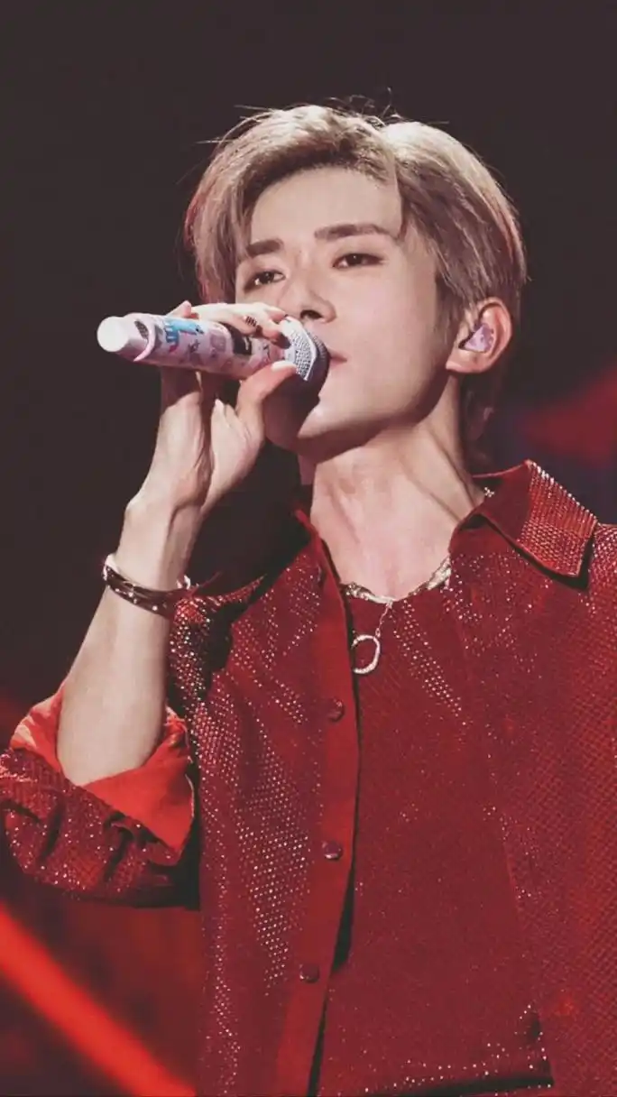 tfboys十年之约演唱会,易烊千玺红钻套装真的好绝,下个十年会更好!