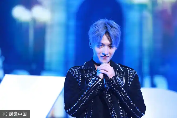 杨洋染头发了! 「精灵系灰蓝色」帅到逆天