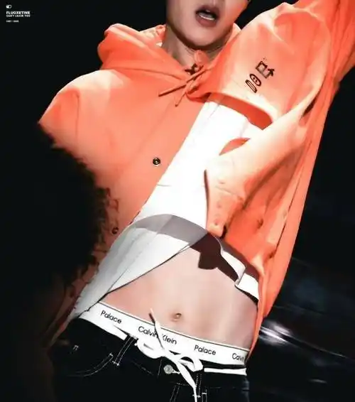 王一博的街舞,腹肌明显暴露,粉丝拿着八角镜对他虎视眈眈,甚至还扒出