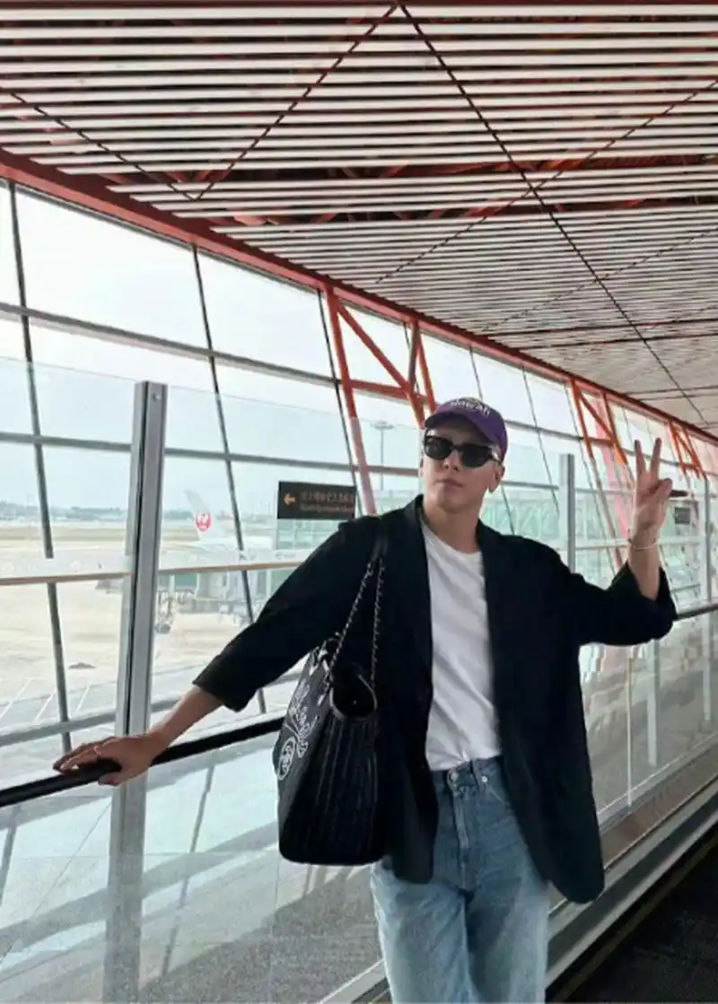 郑容晒出现身首都机场676767的自拍,并写道:"北京,好久不见".