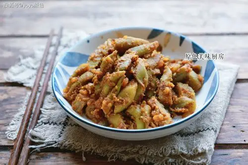 咸蛋黄焗茄子 【制作原料】: 茄子 4根 咸蛋黄 6个 色拉油 适量