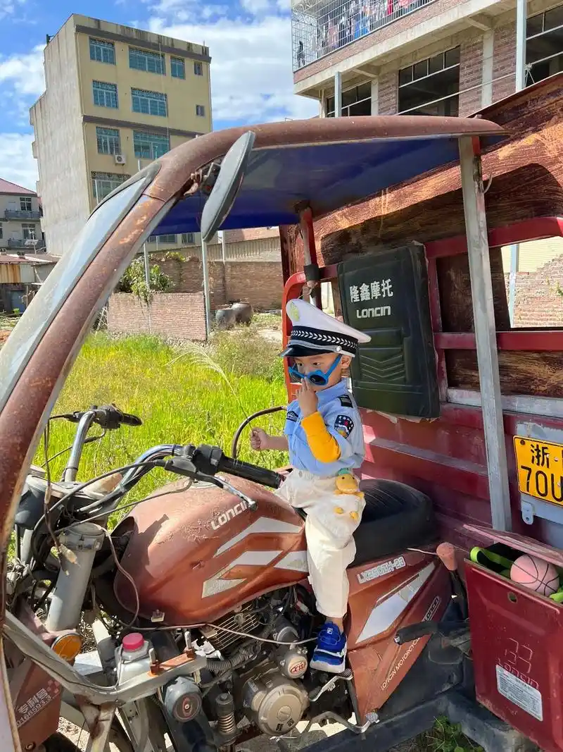 淘里淘气的宝宝.92:妈妈黑猫警长里面我看到昆虫结婚90了, - 抖音