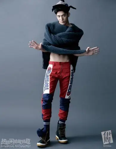 井柏然帅气写真图片 大胆露出腹肌尽显男人魅力