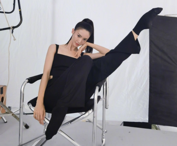 金晨在椅子上晒跳舞照,脚尖绷得笔直超专业,网友:这脚背太美了